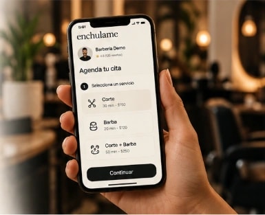 Cliente reservando una cita en Enchúlame desde su teléfono